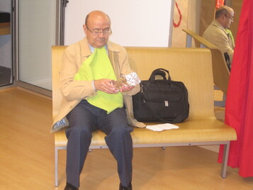 Besitos a los perros, patadas a los niños