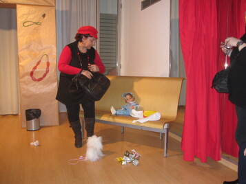 Besitos a los perros, patadas a los niños