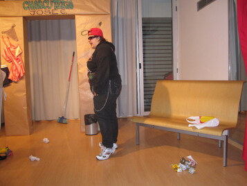 Besitos a los perros, patadas a los niños